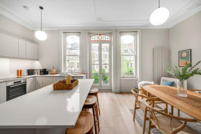 Luxury 3 Bed Apartment with Balcony in Kensington Olympia